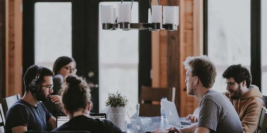 B2B vs B2C Marketing: 12 Key Differences With Real 2026 Examples